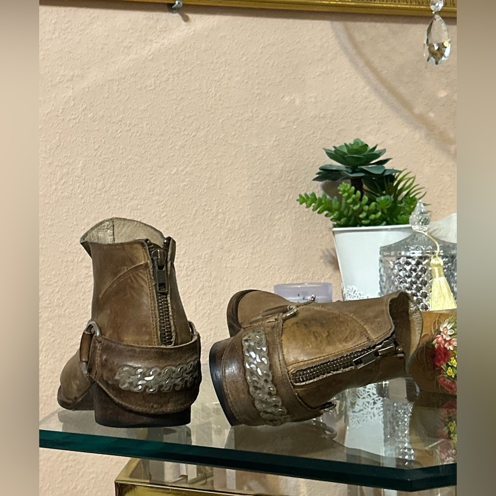 Freebird by Steven Hotel Tan Brown Distressed Leather Ankle Boots Size 6